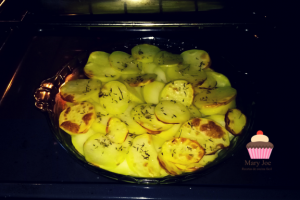 Patatas panaderas dentro del horno