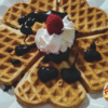 gofre con nata, chocolate y frambuesa