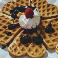 gofre con nata, chocolate y frambuesa