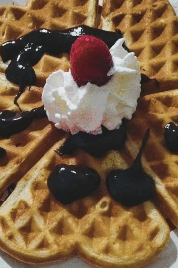 gofre con nata, chocolate y frambuesa