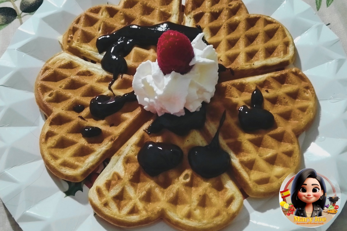 gofre con nata, chocolate y frambuesa