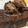 Brownie de chocolate casero con textura húmeda y cremosa.