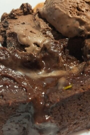 Brownie de chocolate casero con textura húmeda y cremosa.