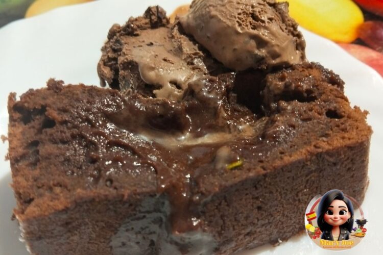 Brownie de chocolate casero con textura húmeda y cremosa.
