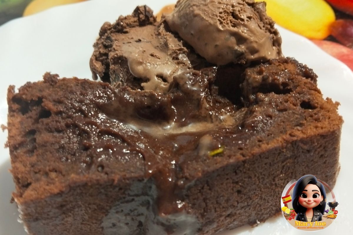 Brownie de chocolate casero con textura húmeda y cremosa.
